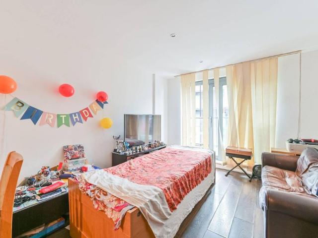 Flat for sale in Plumstead, Greater London