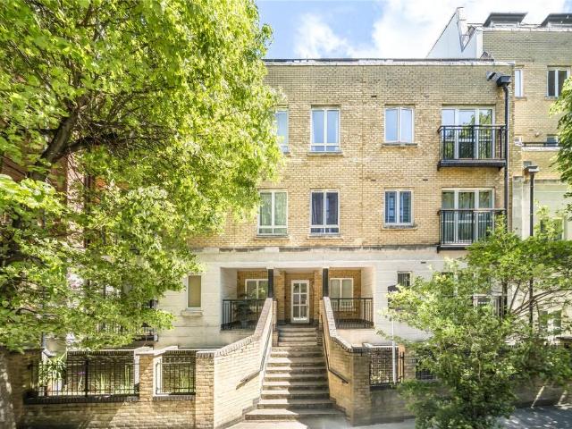 Flat for sale in Mile End, Greater London