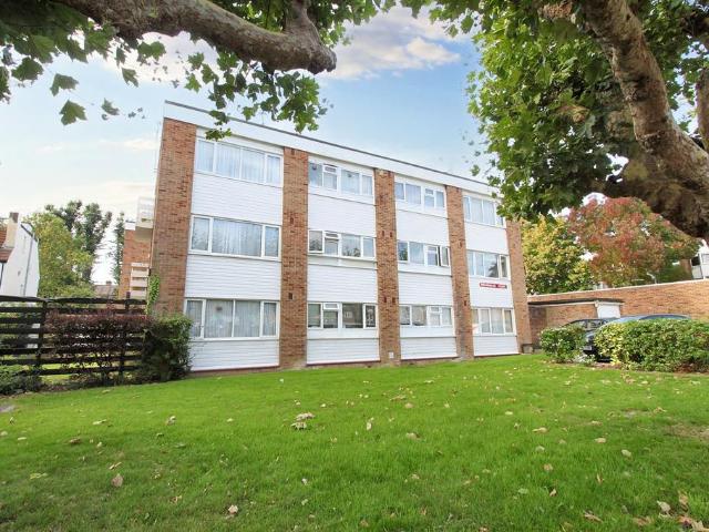 Flat for sale in Woodford Green, Greater London