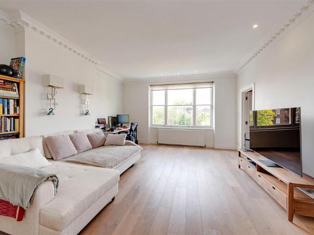 Flat for sale in Belsize Park, Greater London