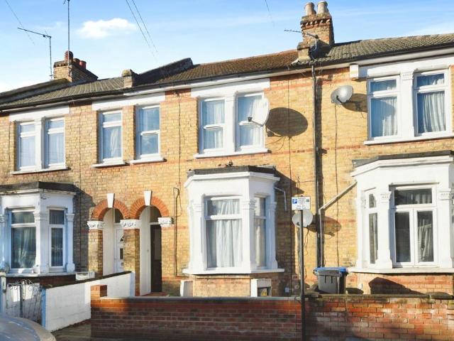 Flat for sale in Palmers Green, Greater London