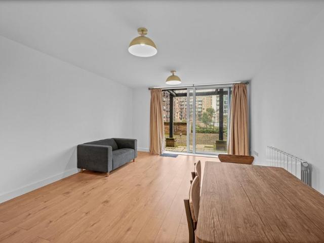 Flat for sale in Ratcliffe, Limehouse