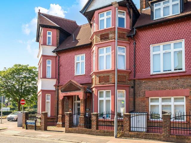 Flat for sale in North Watford, Hertfordshire