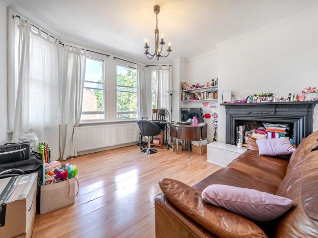 Flat for sale in Streatham, Greater London