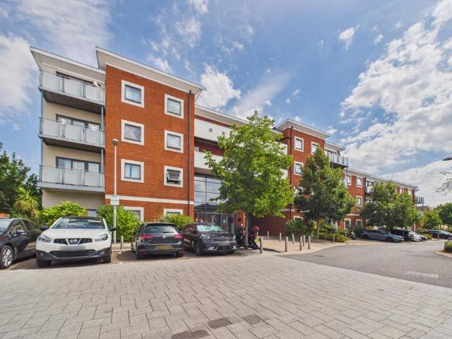 Flat for sale in Whitley, Reading