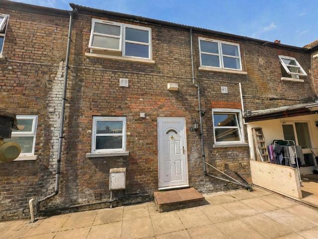 Flat for sale in Spring Park, Luton