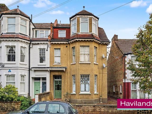 Flat for sale in Winchmore Hill, Edmonton