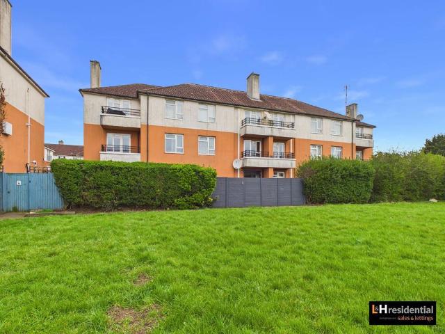 Flat for sale in Elstree and Borehamwood, Borehamwood