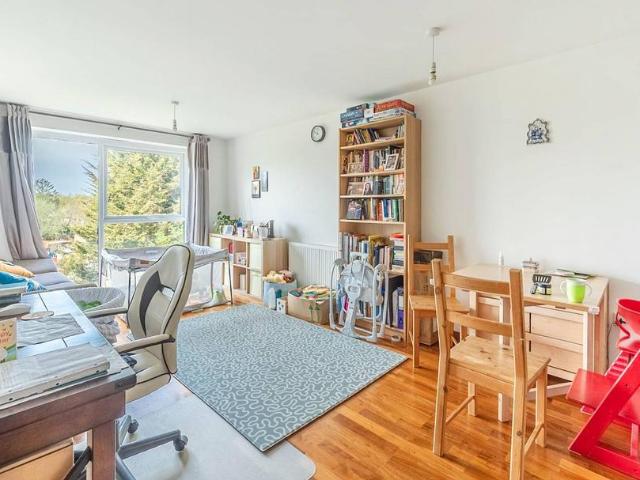 Flat for sale in South Stanmore, Greater London