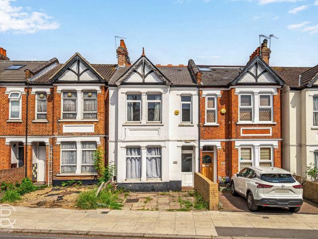 Flat for sale in London Borough of Ealing, Hanwell