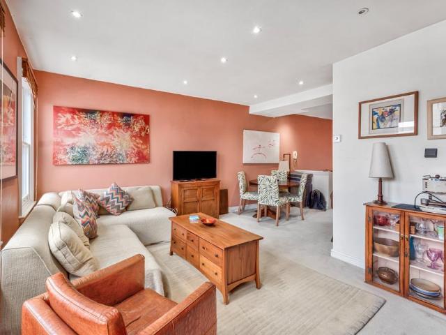 Flat for sale in Kilburn, Greater London