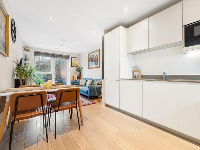 Flat for sale in Brixton, Greater London