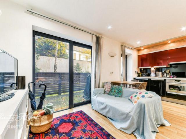Flat for sale in Highbury, Greater London