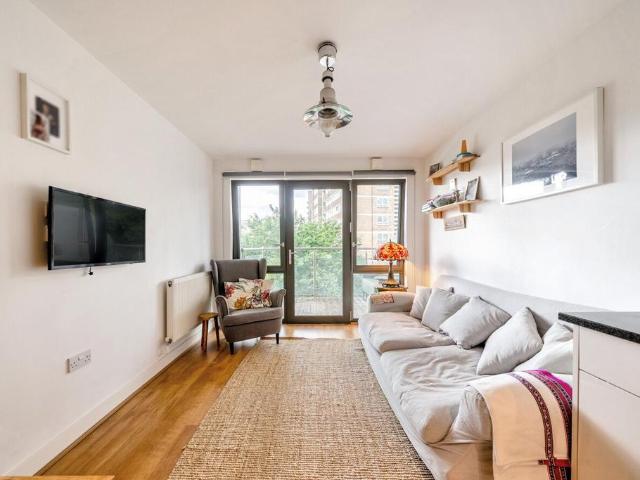 Flat for sale in Battersea, Greater London