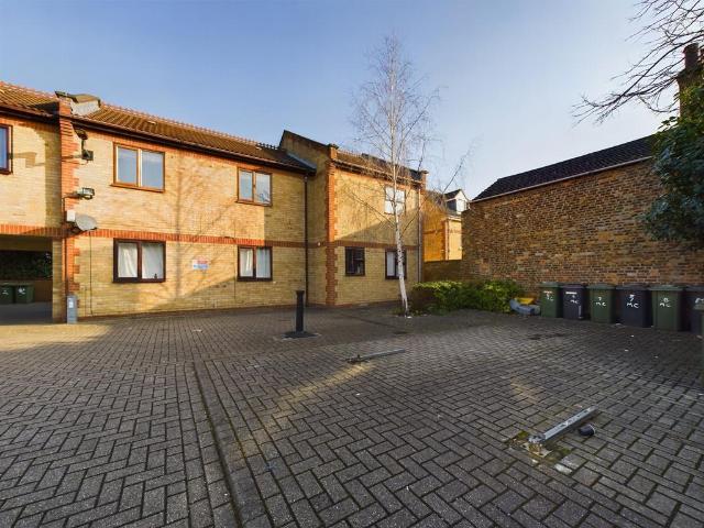 Flat for sale in Eastgate, Peterborough