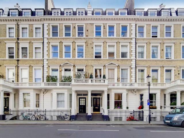 Flat for sale in South Kensington, Greater London