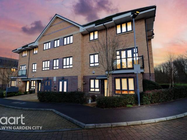 Flat for sale in Fretherne, Hertfordshire