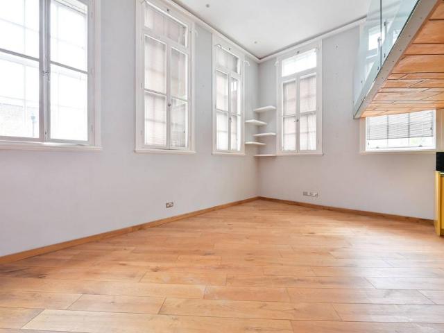 Flat for sale in London Borough of Southwark, Greater London