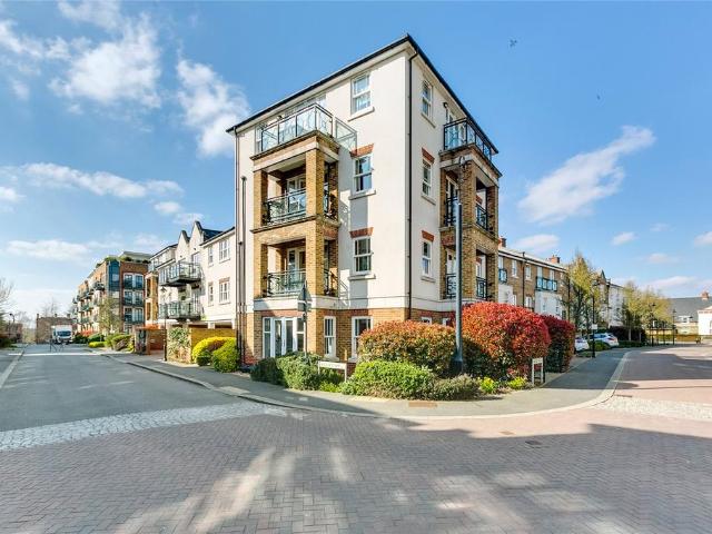 Flat for sale in Roehampton, Greater London