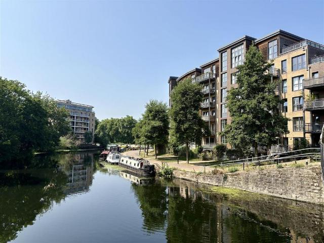 Flat for sale in Clapton, Greater London
