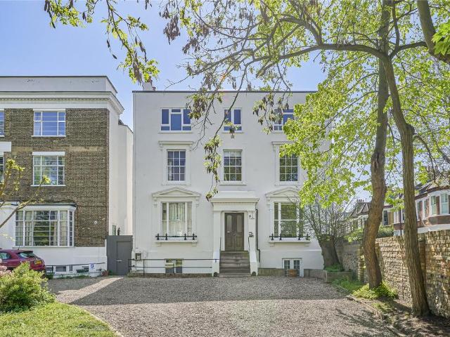 Flat for sale in Clapham, Greater London