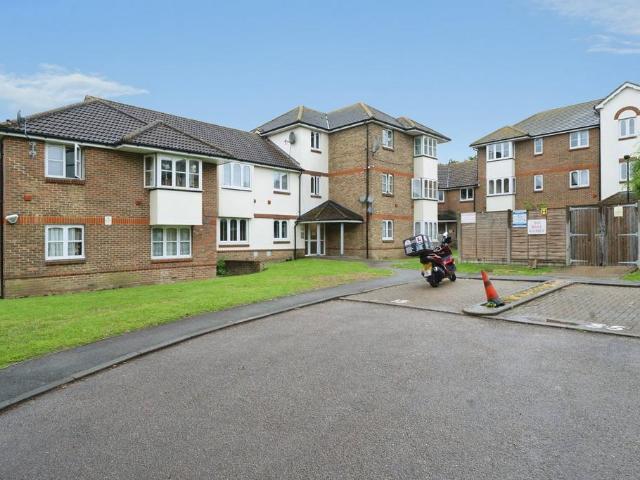 Flat for sale in London Borough of Hounslow, Osterley