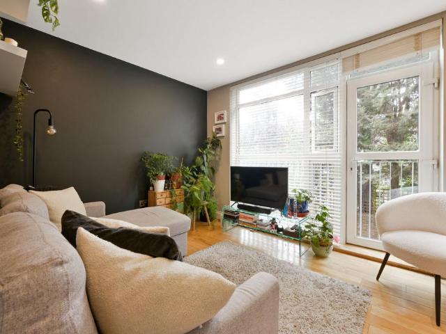 Flat for sale in Shepherd's Bush, Greater London