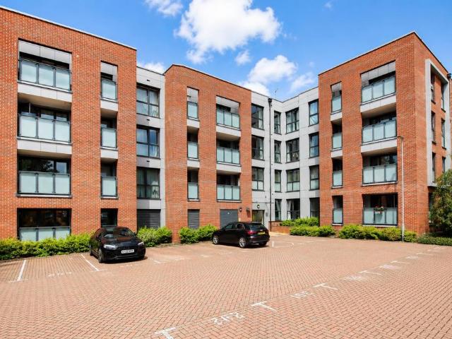 Flat for sale in Elstree and Borehamwood, Borehamwood