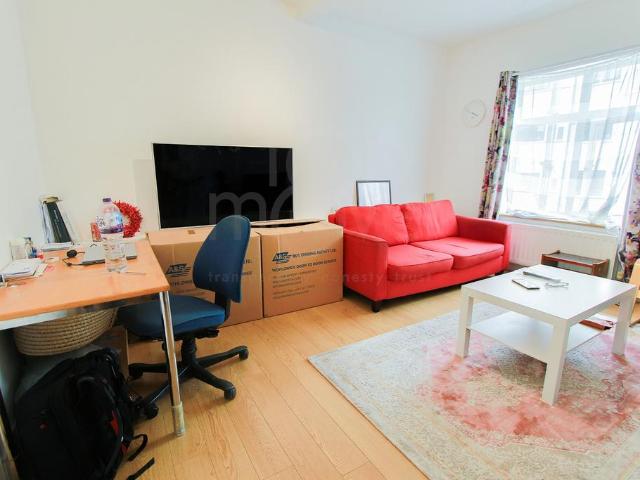 Flat for sale in London Borough of Croydon, Waddon