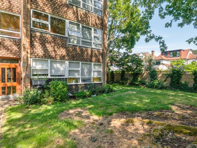 Flat for sale in Ham, Greater London