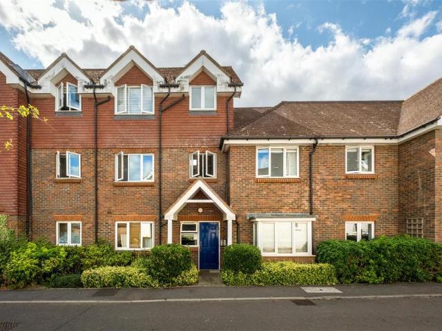 Flat for sale in Perryfields, West Sussex