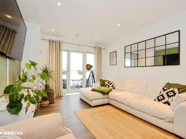 Flat for sale in Carpenders Park, Three Rivers