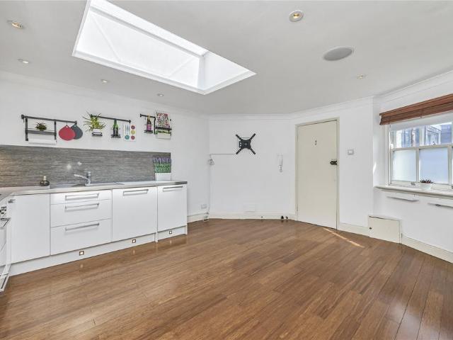 Flat for sale in Clapham, Greater London