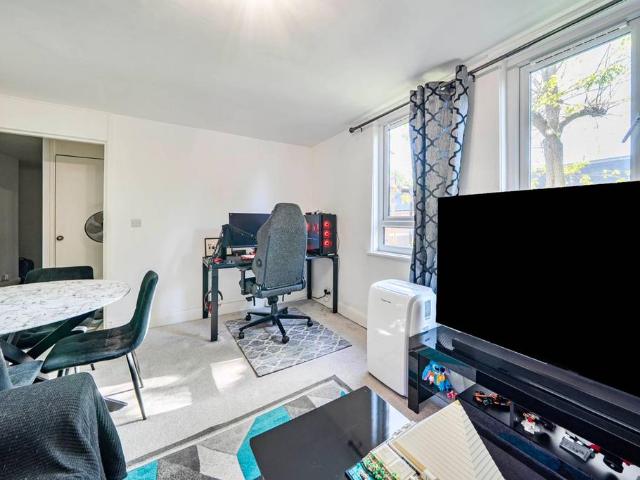 Flat for sale in Walworth, Greater London
