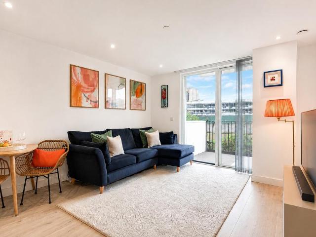 Flat for sale in Nine Elms, Greater London