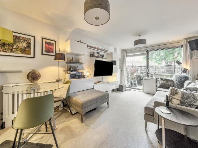Flat for sale in Kennington, Greater London