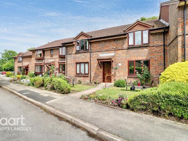 Flat for sale in Batchworth, Hertfordshire
