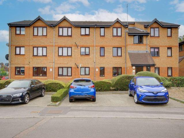 Flat for sale in Freezywater, Greater London