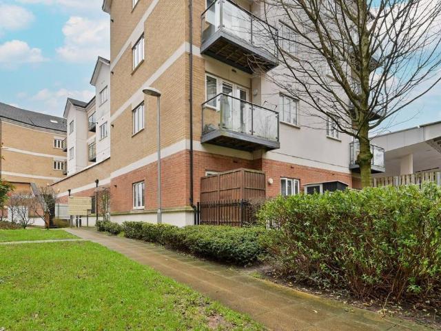 Flat for sale in North Watford, Hertfordshire