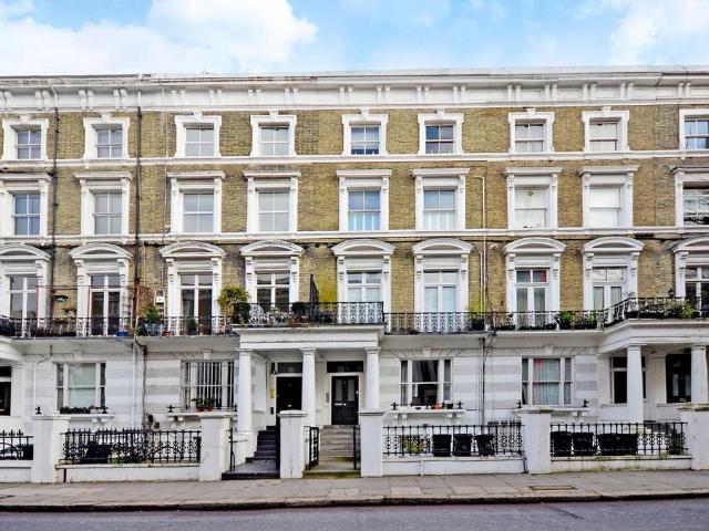 Flat for sale in Brompton, Greater London