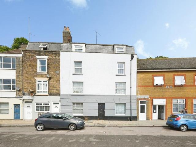 Flat for sale in Clarendon, Ash