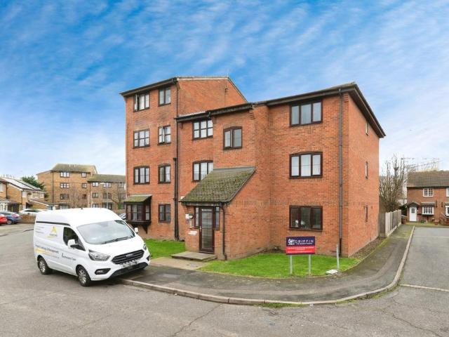 Flat for sale in Grays, Essex
