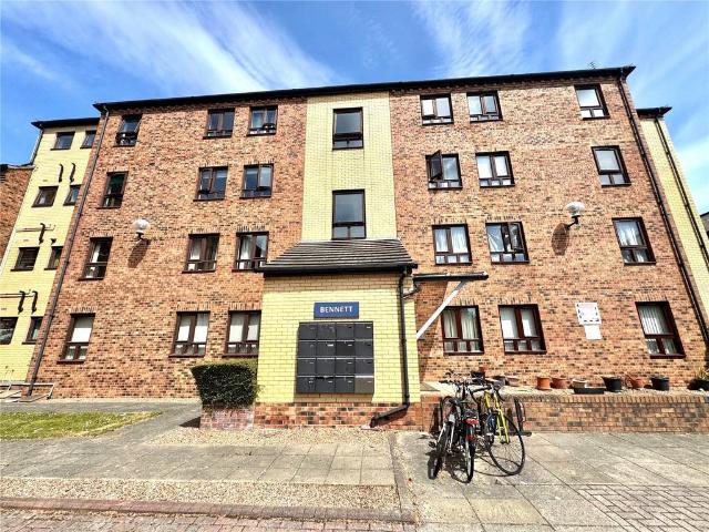 Flat for sale in Belle Isle, West Yorkshire