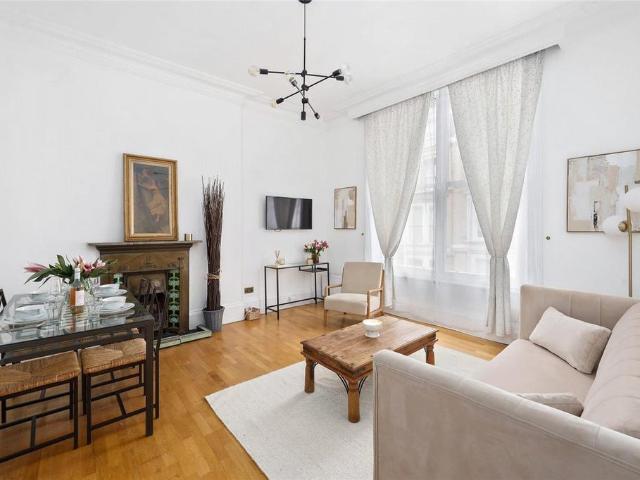 Flat for sale in Kensington, Greater London