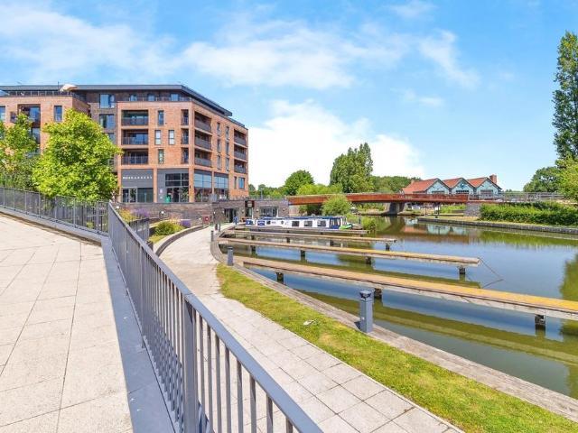 Flat for sale in Milton Keynes