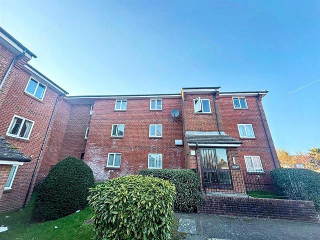 Flat for sale in Roselands, Eastbourne