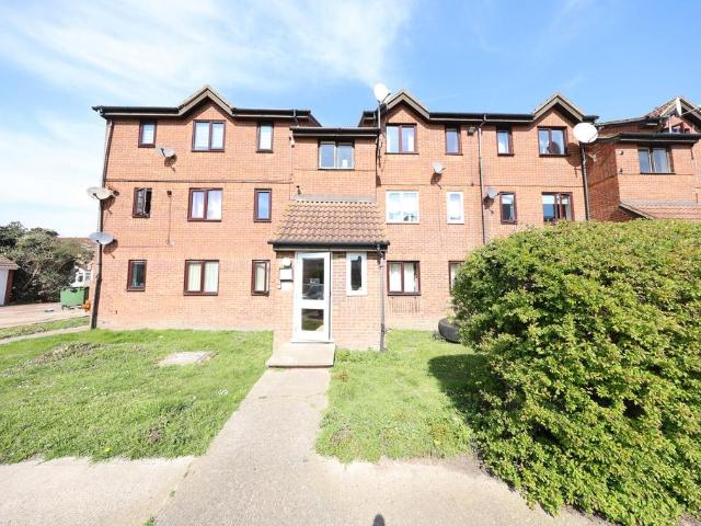 Flat for sale in Grays, Essex