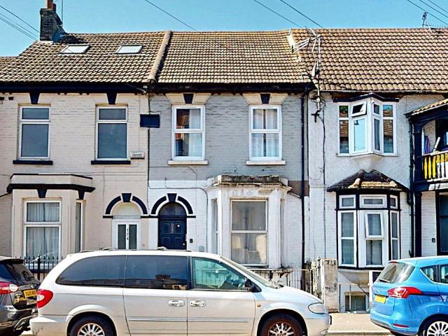 Flat for sale in Luton, Chatham