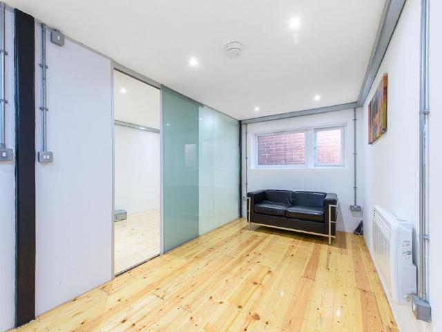 Flat for sale in The Hale, Mill Hill