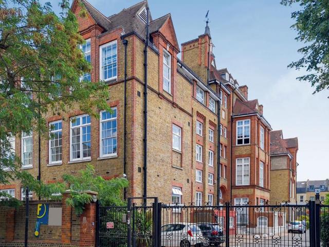 Flat for sale in Clapham, Greater London